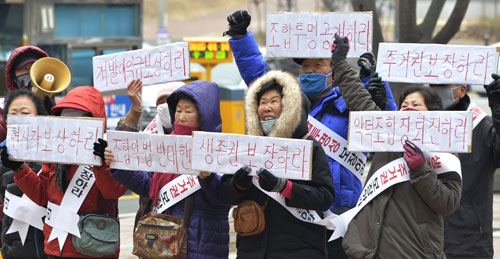 19일 대구 동구청 앞에서 신천3동 재건축반대 주민들이 보상가 현실화, 생존권 보장 등을 촉구하며 시위를 벌이고 있다. 성일권 기자 sungig@msnet.co.kr