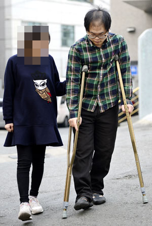 김종훈(가명) 씨와 누나는 보육원에서 자랐다. 종훈 씨는 햇빛도 제대로 들지 않는 고시원 방에서 하루 24시간을 홀로 누워서 보낸다. 재작년 여름 지리산 등반길에 발을 헛디뎌 절벽에서 추락한 뒤 오른쪽 골반뼈가 조각조각 났기 때문이다.