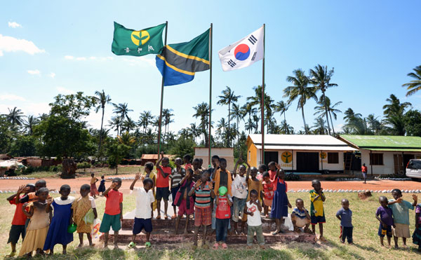 경북도는 새마을 세계화 사업을 통해 전 세계에 경북의 혼을 심고 있다. 탄자니아 팡가웨 마을에 나부끼는 새마을 깃발.