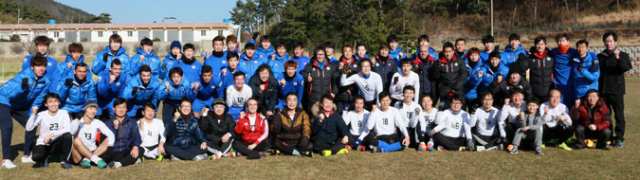 대구FC 선수단이 전지훈련 중인 경남 남해군의 미조축구장에서 격려차 온 권영진 대구시장, 대구시청 축구 동호회 선수들과 함께 파이팅을 외치고 있다. 대구FC 제공