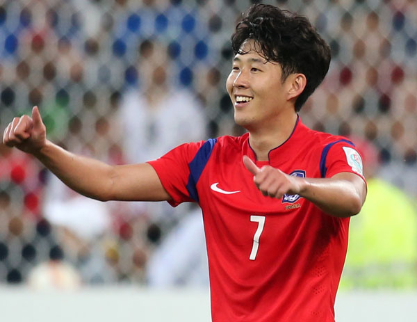 22일 호주 멜버른 렉탱귤러 스타디움에서 열린 2015 AFC(아시아축구연맹) 아시안컵 8강전 한국 대 우즈베키스탄 경기. 손흥민이 연장 전반 골을 성공시킨 뒤 환호하고 있다. 연합뉴스