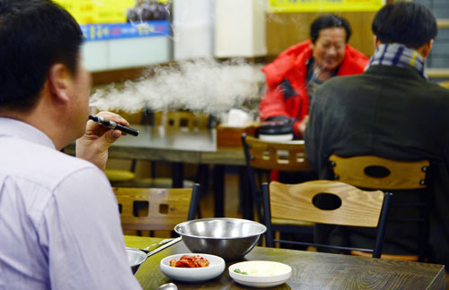 전자담배도 담배입니다. 22일 대구 중구 모 식당에서 식사를 마친 한 시민이 전자담배를 피우고 있다. 전자담배도 담배로 분류돼 음식점이나 주점에서 피운 사람은 국민건강증진법에 따라 10만원 이하의 과태료를 물어야 한다. 이채근 기자 mincho@msnet.co.kr