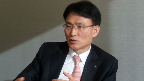 권오흠 신한카드 부사장은 초교 5년 때까지 고무신을 신고 다니던 산골 소년에서 특유의 친화력과 성실성으로 단기간에 대기업 임원까지 오르는 등 승승장구했고, 고향에 대한 애착도 남달라 재경 달구벌포럼 창립 등 다양한 활동을 펴고 있다. 유광준 기자 june@msnet.co.kr