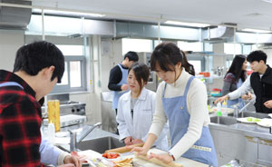 대구가톨릭대 외식식품산업학 전공은 22일 예비 신입생을 대상으로 학과 설명회를 갖고, 예비 신입생과 재학생이 함께 조리 실습을 했다. 대구가톨릭대 제공