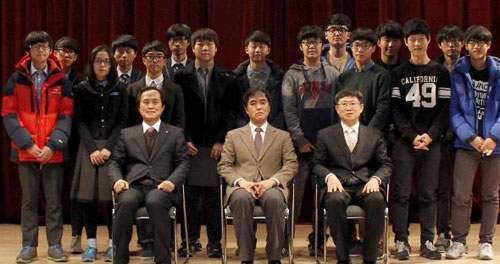 학생들은 과제연구 프로그램을 경험한 뒤 논문이나 보고서를 작성하는 과정을 통해 진로를 탐색하고 자기주도학습 능력을 키울 수 있다. 23, 24일 영남이공대 예지관에서 열린 제3회 대구경북 청소년 학술한마당에 참가해 최우수논문상을 받은 대구 고교생들.