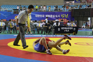 김천시가 잘 갖춰진 스포츠 인프라와 스포츠마케팅을 결합해 각종 대회를 유치하며 짭짤한 경제파급효과를 내고 있다. 사진은 이달 6~10일 김천시종합스포츠타운 실내체육관에서 열린 레슬링 국가대표 선발전 모습. 김천시 제공