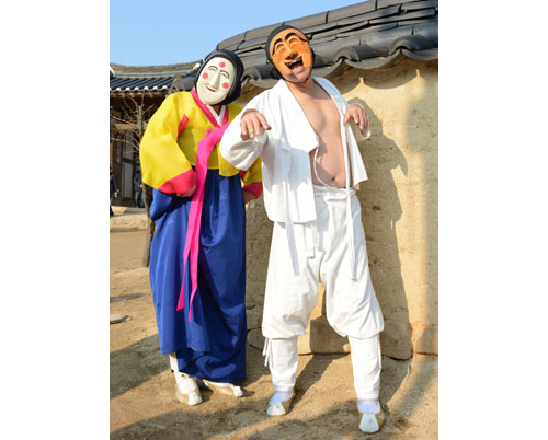 하회마을 양진당 솟을대문 앞 담장 곁에서 탈놀이 공연을 마친 이매탈과 부네탈이 올가을 하회마을 바로 앞으로 새로 이사 오는 