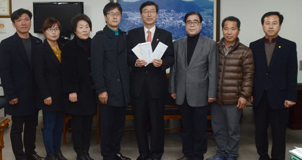 26일 간 이식 수술을 받은 심영일 씨 가족을 도우려고 청송지역 단체에서 청송군에 성금 250만원을 전달했다. 청송군 제공