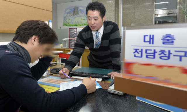 개인 신용등급 9등급의 한 직장인이 시중은행 대출창구를 찾아 상담했지만, 