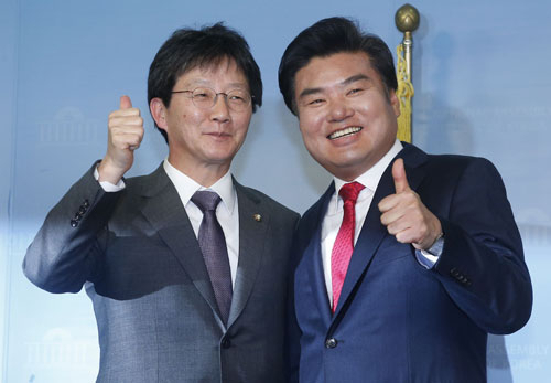 새누리당 원유철(오른쪽) 의원이 28일 오후 국회 정론관에서 원내대표 경선에 나선 유승민 의원 러닝메이트 정책위의장 수락 기자회견을 마친 뒤 유 의원과 포즈를 취하고 있다. 연합뉴스