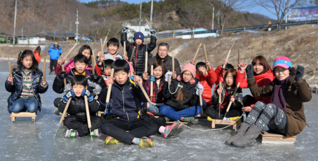 지난 주말 영천 서문지역아동센터 아이들이 미술마을 썰매장을 찾았다. 민병곤 기자