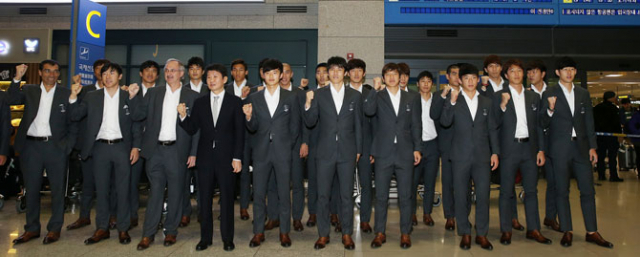 2015 호주 아시안컵 준우승을 차지한 한국축구대표팀의 울리 슈틸리케 감독과 선수들이 1일 오후 인천공항을 통해 입국한 후 손을 흔들며 인사하고 있다. 연합뉴스