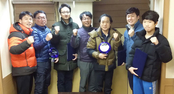 대구시복싱협회 하재호(가운데) 회장과 2014년 유공자 표창을 받은 관계자들이 시상식을 한 뒤 포즈를 취했다. 대구시복싱협회 제공