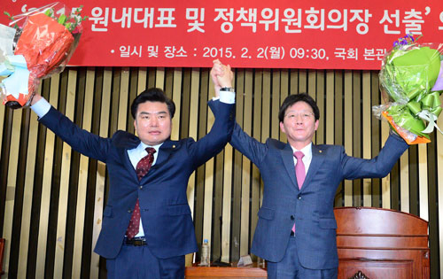 새누리당 새 원내대표로 선출된 유승민 의원과 정책위의장 원유철 의원(왼쪽)이 2일 국회에서 열린 의원총회에서 꽃다발을 들고 포즈를 취하고 있다. /연합뉴스