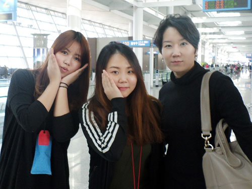 다음 달 구미대 피부미용테라피과를 졸업하는 정선영(맨 왼쪽) 씨가 호주 취업을 확정하고, 지난달 12일 인천공항 출국에 앞서 친구, 지도교수와 기념사진을 찍었다. 구미대 제공