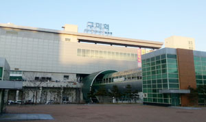 지자체들이 불법 건축물에 대해 모르쇠로 일관하고 있다. 많은 비용과 시간을 들여 규정에 맞게 건축허가를 받은 건축주만 바보가 되고 있다. 사진은 사용승인을 받지 못해 5년째 불법 건축물 오명을 뒤집어쓰고 있는 구미역사와 3년째 무허가 건축물인 가야호텔. 전병용 기자