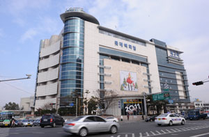 롯데백화점이 대구에서 1등 업체의 위상을 되찾으려는 움직임이 활발하다. 롯데 대구점 전경. 매일신문 DB