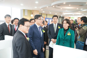 칠곡고용복지플러스센터 개소식 참석자들이 원스톱 고용복지서비스 지원 공간과 잡카페, 코디룸 등 휴식공간을 둘러보고 있다. 왼쪽부터 백선기 칠곡군수, 이기권 고용노동부 장관, 장세학 칠곡군의회 의장, 이인선 경북도 경제부지사. 이영욱 기자