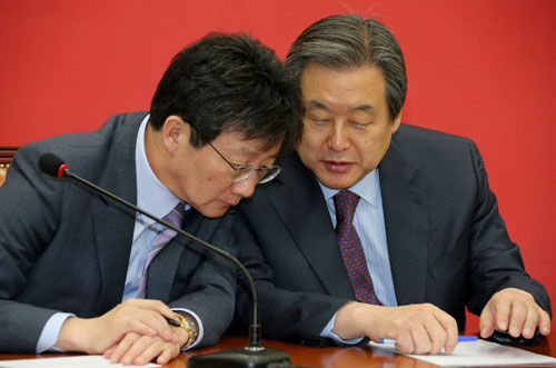 새누리당 김무성 대표(오른쪽)와 유승민 원내대표가 4일 국회에서 열린 최고