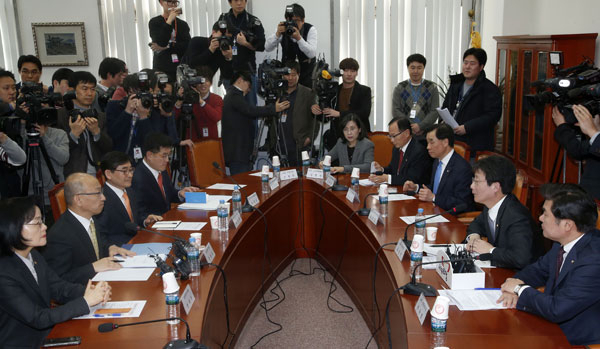 새누리당 유승민 원내대표가 6일 오후 국회에서 열린 건강보험료 개편 관련 당정 현안보고에서 인사말을 하고 있다. 2015.2.6/연합뉴스