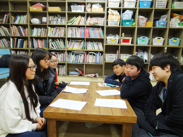 중학교 2학년 학생 5명과 곧 중학교 2학년이 되는 학생 1명이 
