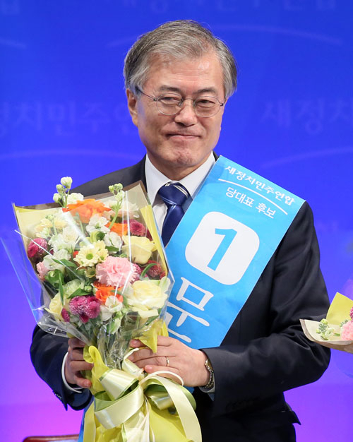 새정치민주연합 새 당대표에 선출된 문재인 의원이 8일 서울 송파구 올림픽체조경기장에서 열린 새정치민주연합 제1차 정기전국대의원대회에서 꽃다발을 들고 미소짓고 있다. 2015.2.8 /연합뉴스