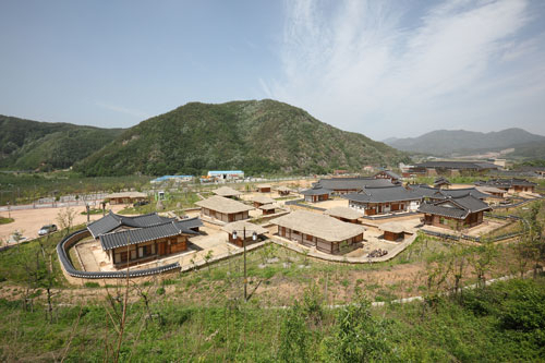 주왕산 숙박단지에는 실제 지역 고택을 복원한 민예촌이 자리하고 있다.