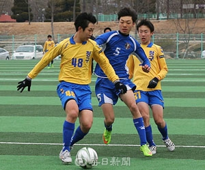 제51회 춘계 고교축구연맹전이 7일부터 23일까지 합천공설운동장 등에서 열린다. 사진은 대구 청구고와 신갈고의 저학년 예선 경기.