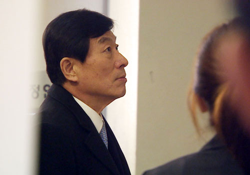 공직선거법과 국정원법 위반 혐의로 기소된 원세훈 전 국정원장이 항소심 선고공판을 위해 9일 오후 서울 서초동 서울고등법원으로 들어서고 있다. 국가정보원 대선개입 의혹 사건으로 1심에서 집행유예를 선고받았던 원 전 원장은 이날 항소심에서 실형을 선고받고 법정구속됐다. 연합뉴스