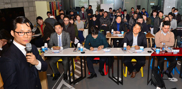 이경동 월넛 대표가 이달 5일 오후 대구창조경제혁신센터에서 원단 디자인＆설계 프로그램 개발에 대한 프레젠테이션을 갖고 있다. 정운철 기자 woon@msnet.co.kr