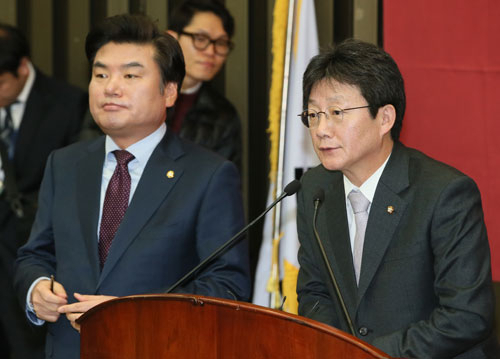 새누리당 유승민 원내대표가 9일 국회에서 열린 의원총회에서 원내지도부 인선안을 발표하고있다. 왼쪽은 원유철 정책위의장. 2015.2.9/연합뉴스