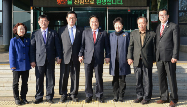 함종한(왼쪽에서 세 번째) 한국스카우트 총재는 6일 군위군을 방문, 김영만 군수와 한국스카우트 청소년 수련시설 유치 문제를 협의했다. 군위군 제공