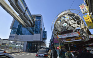 9일 대구도시철도 3호선 영업 시운전 전동차가 팔달신시장 옆을 통과하고 있다. 우태욱 기자 woo@msnet.co.kr