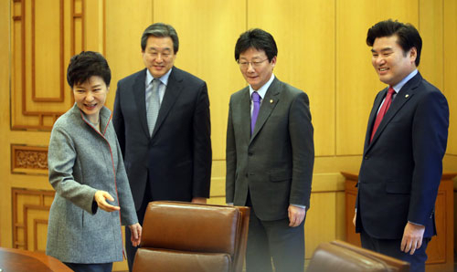 박근혜 대통령이 10일 오전 청와대를 방문한 새누리당 지도부와의 접견에서 인사한 뒤 착석을 권유하고 있다. 연합뉴스