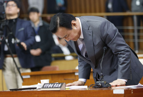 이완구 국무총리 후보자가 10일 오전 국회에서 열린 인사청문회에서 위원들의 병역 관련 질의에 고개 숙여 사과하고 있다. 연합뉴스
