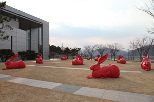대구미술관 잔디광장에 전시 중인 독일작가 오트마 회얼의 토끼 시리즈 12마리. 그는 9일 작품 전체를 대구미술관에 기증하겠다는 의사를 밝혔다.