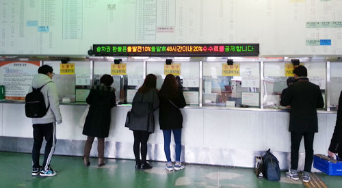 샌드위치 패널로 만들어진 포항시외버스터미널 매표소. 현재 포항터미널은 114개 노선, 하루 평균 1만6천여 명이 이용한다. 신동우 기자