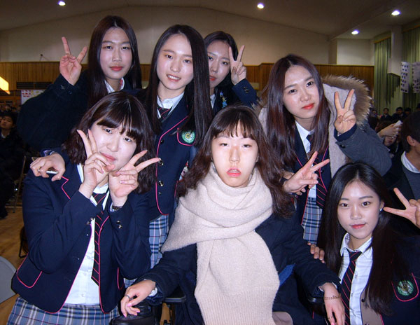 중증장애를 안고 청도고를 졸업하고 대학에 진학하는 김명경(가운데) 양이 10일 졸업식장에서 친구들과 함께 포즈를 취하고 있다. 노진규 기자