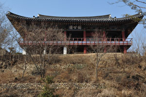 영천시 창구동 금호강변 절벽 위의 명원루(현 조양각)는 1592년 7월 영천성 탈환전투 때 전소됐다. 당시 일본군 지휘부가 있었으며 1637년 그 자리에 누각을 지어 조양각이라 이름 붙였다. 1742년 중창 후 서세루란 현판도 달았다. 민병곤 기자