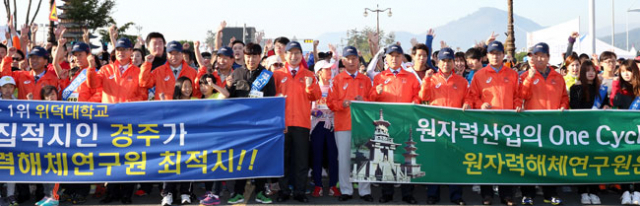 지난해 10월 열린 동아마라톤대회에 경주시와 유치위 관계자들은 대회에 직접 참가해 대회 유치 홍보 퍼포먼스를 벌였다.