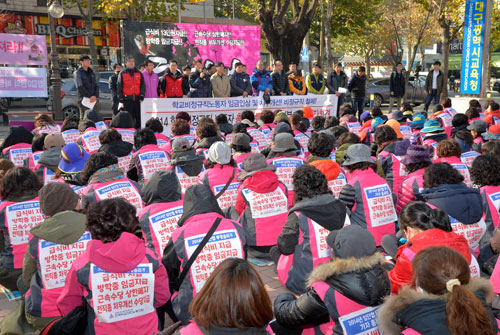 지난해 말 대구시교육청 앞에서 학교 비정규직 종사자들이 모여 임금인상과 처우개선을 요구하는 시위를 벌이고 있다.