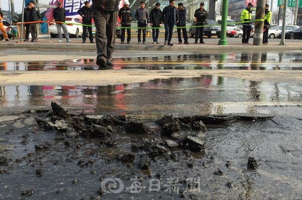 11일 오후 대구 동구 반야월네거리 인근 진병원 앞 도로서 지하 상수도관이 파열되면서 도로 일부가 솟고 물이 흘러넘치고 있다. 대구상수도사업본부 동부사업소는 진병원 앞 지하(관 하부 기준 1.5m)를 지나는 상수도관(지름 300㎜