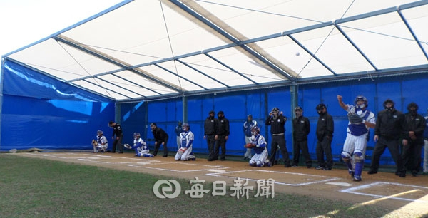삼성 라이온즈의 포수들이 11일 오키나와 아카마구장의 불펜피칭 연습장에서 훈련하고 있다. 이상헌 기자