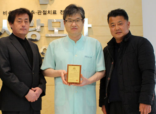 백승희(가운데) 대구시테니스협회장이 11일 대구시체육회가 수여한 감사패를 전달받고 테니스협회 김인갑(왼쪽), 박병옥 이사와 함께 포즈를 취했다. 대구시테니스협회 제공