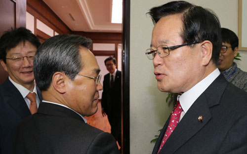 정의화 국회의장과 새정치민주연합 우윤근, 새누리당 유승민 원내대표(오른쪽부터)가 12일 국회 의장실 입구에서 총리후보자 인사청문회 처리를 논의하기 위해 만나 인사하고 있다. 연합뉴스