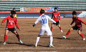 12일 합천공설운동장에서 열린 제51회 춘계 한국고교축구연맹전 개막전에서 대구공고와 경남보건고 선수들이 공을 다투고 있다.