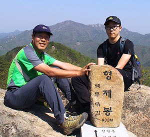 이진복 씨와 찬우(오른쪽) 군이 지난 2013년 7월 백두대간 형제봉에 오른 뒤 기념사진을 찍고 있다. 이진복 씨 제공