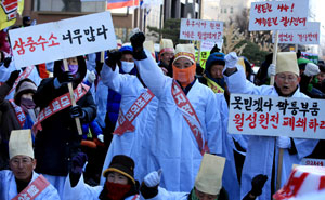 월성원전 인근 동경주지역 주민들이 12일 오전 서울 세종대로 원자력안전위원회 앞에서 월성원전1호기 폐쇄를 촉구하며 상복을 입은 채 구호를 외치고 있다. 원자력안전위는 이날 제34회 전체회의를 열고 