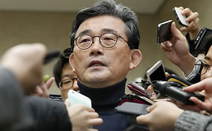 새누리당 이한구 의원이 13일 국회 정론관에서 제20대 국회의원 총선 불출마 선언 기자회견을 마친 뒤 취재진의 질문에 답하고 있다. 2015.2.13/연합뉴스