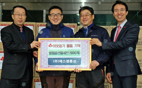 정동진(왼쪽에서 두 번째) 에스엠통상 대표와 부친 정양환(왼쪽에서 세 번째) 씨.